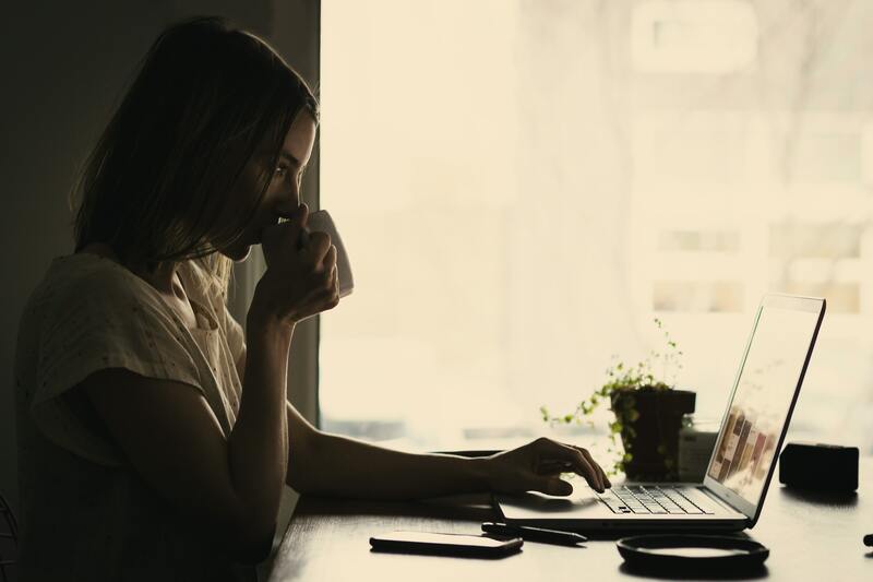 télétravail femme café ordinateur travail maison reconfinement 2020