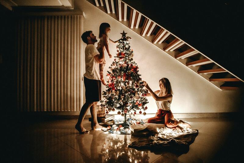 noël en famille sapin de noël cadeau parents enfant et lumière