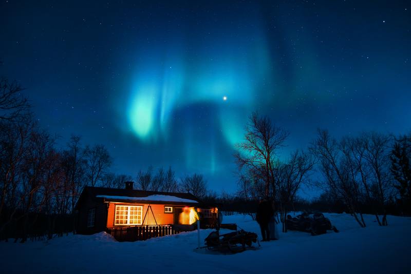 chalet neige aurore boréale