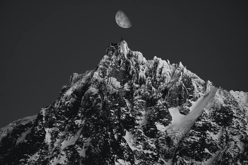 mont-blanc et lune noir et blanc