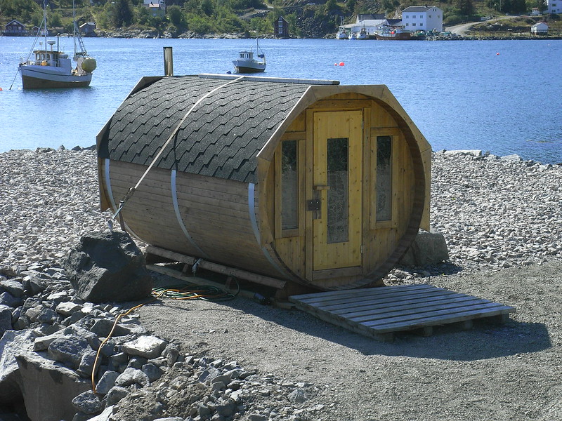 hébergement insolite massif central - tonneau maison - 