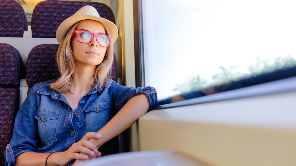 voyage tgv ouigo femme souriante