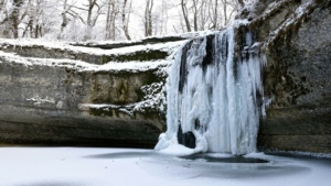 cascade-du-hérisson-gelée-en-hiver-1