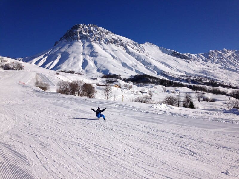 Homme pratiquant le Yooner-ski - luge - vacances hiver