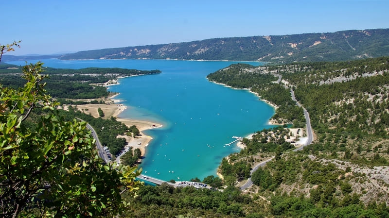 Vue panoramique du Lac de sainte croix- côte d'azur - lac artificiel