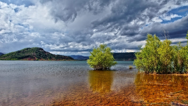 Baie lac du salagou - eau unique - ciel nuageux