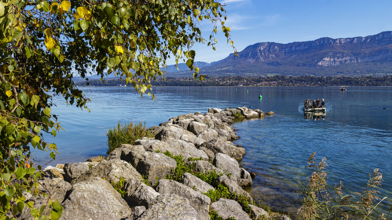 Rive lac du bourget - bateau moteur - activité nautique - plus beau lac de france