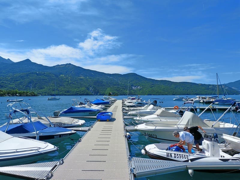 lac serre ponçon quai bateaux