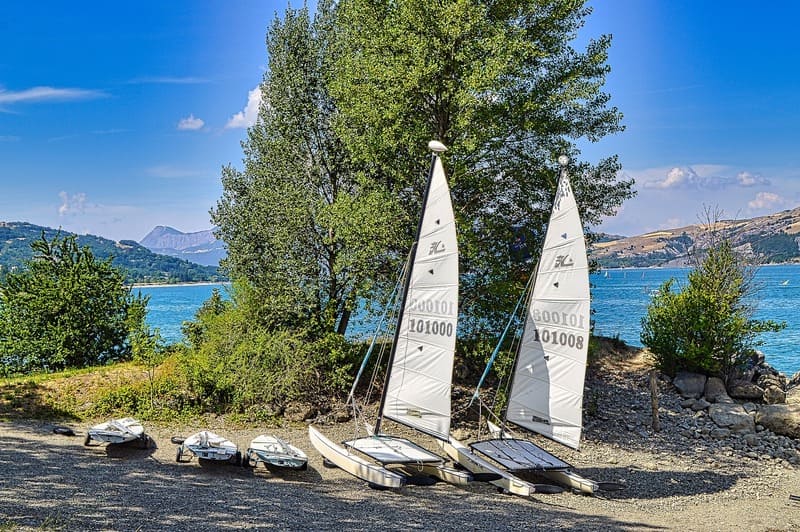 lac serre ponçon voiliers à terre