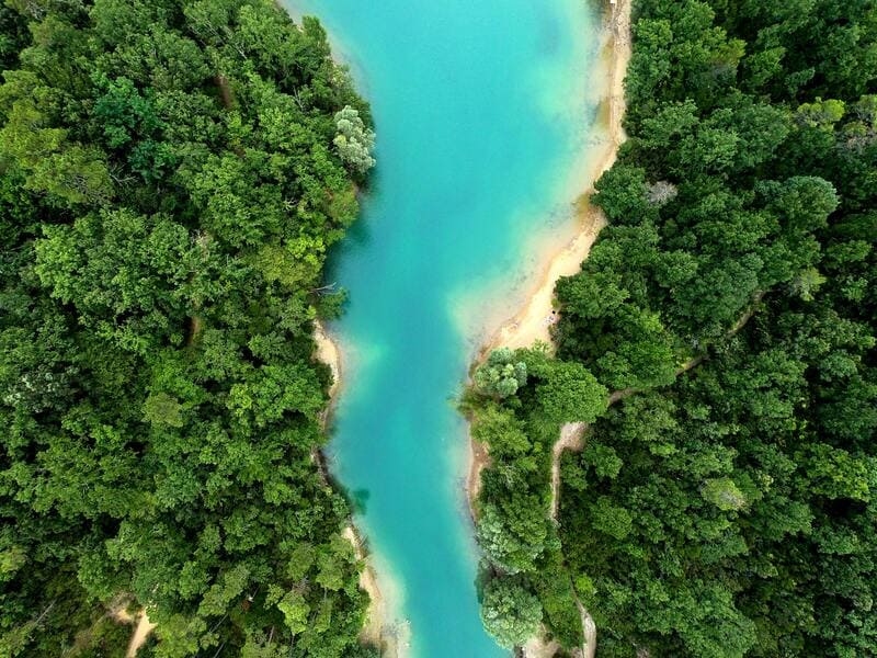 Plus beau lac de France - Lac de Saint Cassien - Eau turquoise - forêt