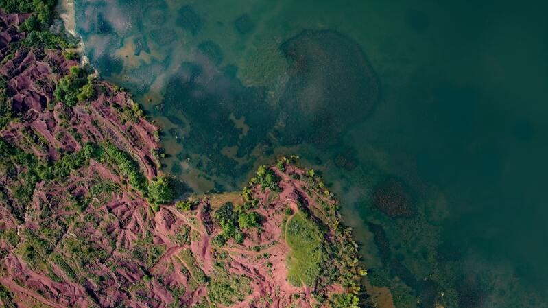 Vue de dessus lac du salagou - sable rouge - eau turquoise - ruffe - Plus beau lac de France