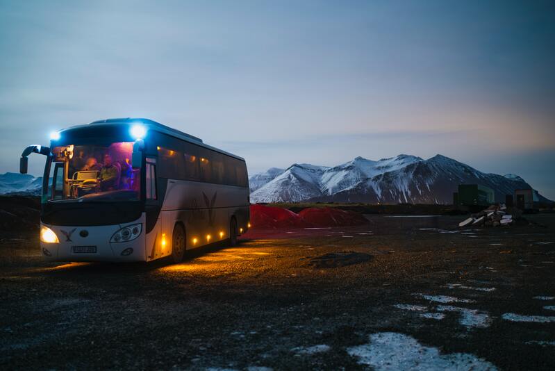 bus garé montagne nuit