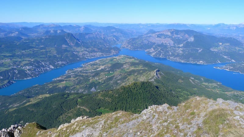 Vue panoramique lac serre-ponçon - eau turquoise - lac de France