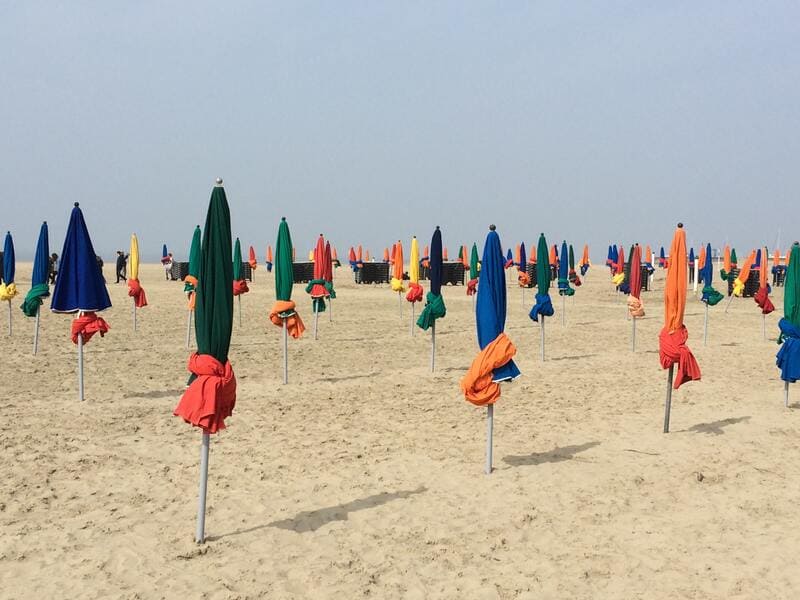 plage deauville parasols normandie - que faire à deauville - que faire en normandie