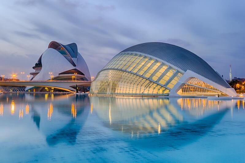 cité des arts et de la science de nuit - vue sur aquarium