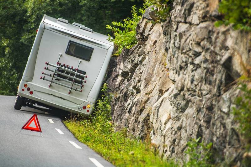 Camping car - accident auto - route de campagne