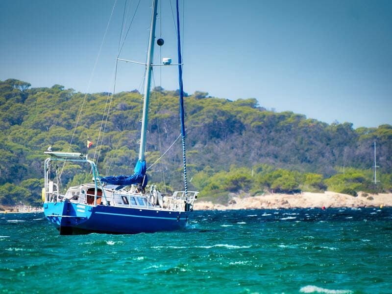 voiliers aux côtes de la plage de porquerolles