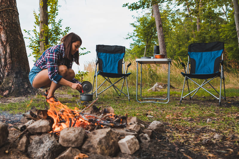 camping sauvage - cuisine nature au bord du feu