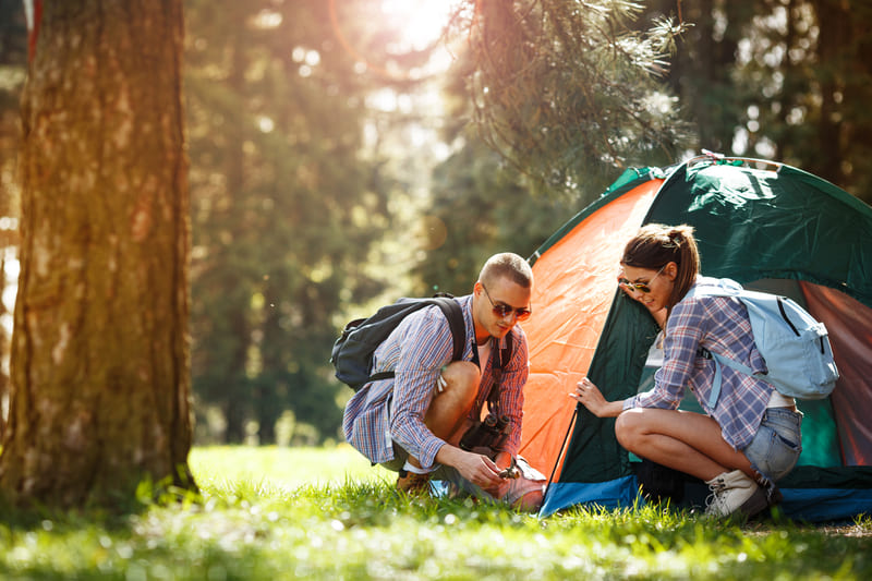 camping dans la forêt couple - tente