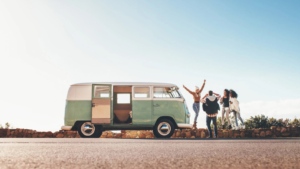 road-trip europe van vert et groupe d'amis