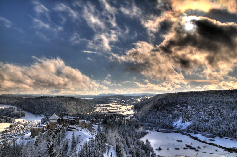 Vue panoramique du château de Joux en hiver