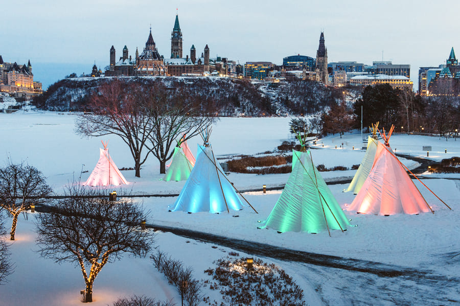 Tipis éclairés sur la neige - ou passer noel sous la neige 