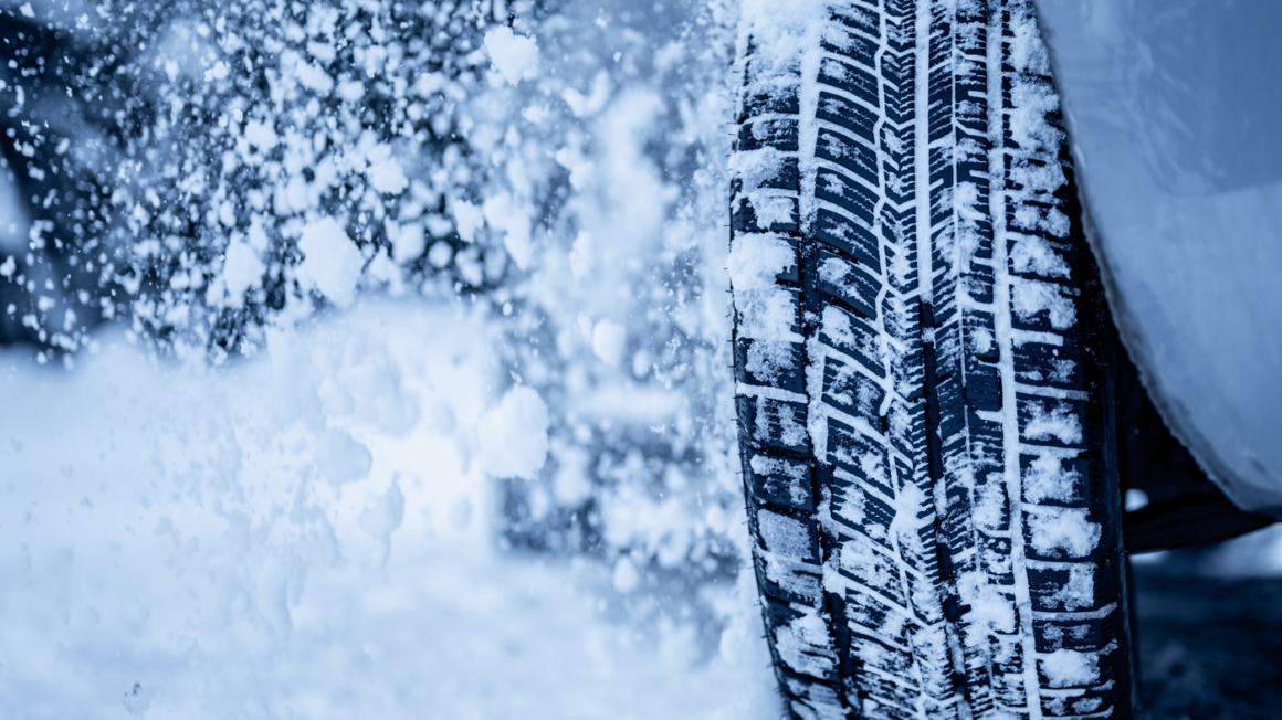 Winter tire. Detail of car tires in winter on the road covered w Voyagez partout en Europe