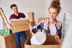 déménagement couple femme homme cartons