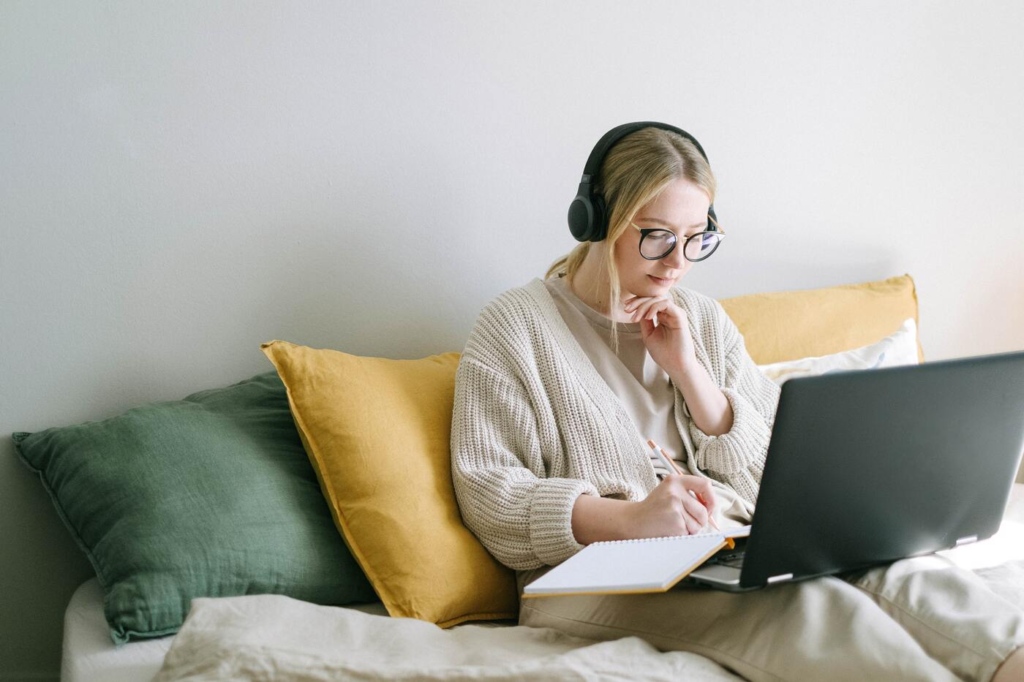 femme en télétravail maison