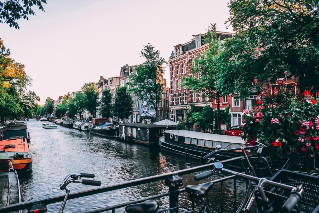 Vue canaux Amsterdam et vélos