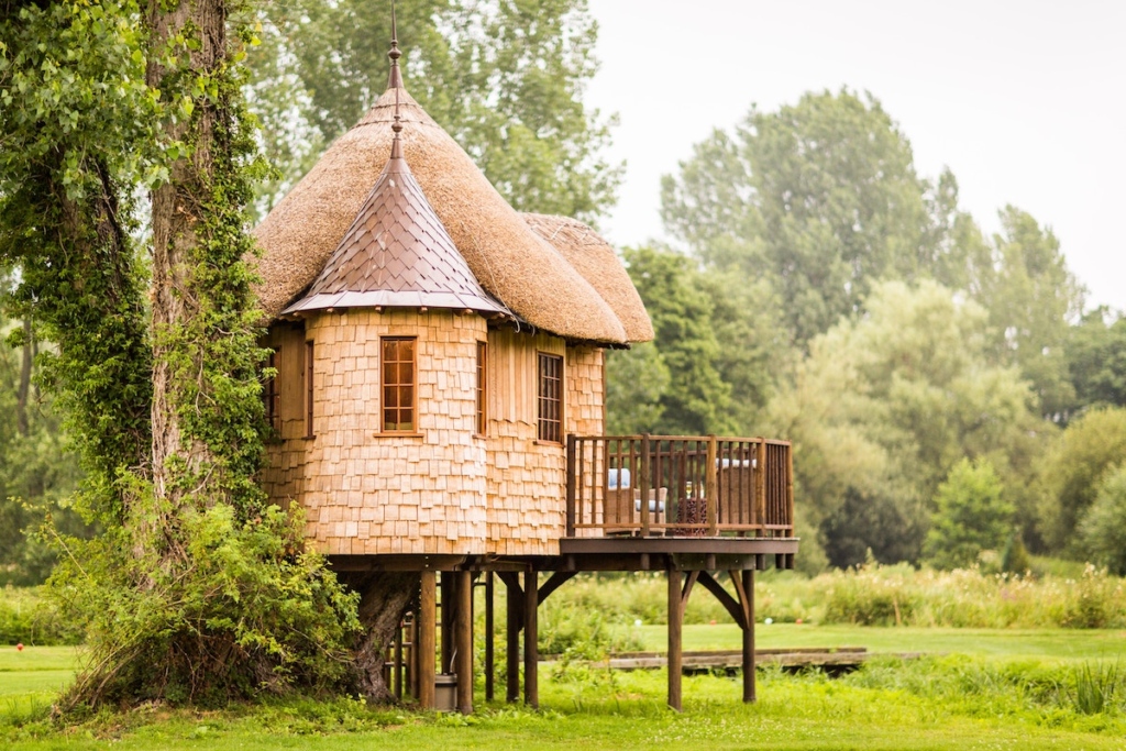 Un écolodge en France sous la forme d’une cabane perchée sur pilotis.