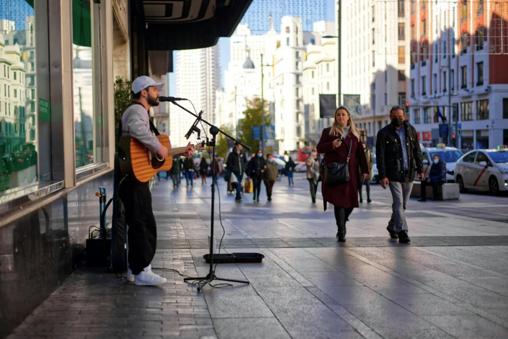 chanteur dans la rue à madrid