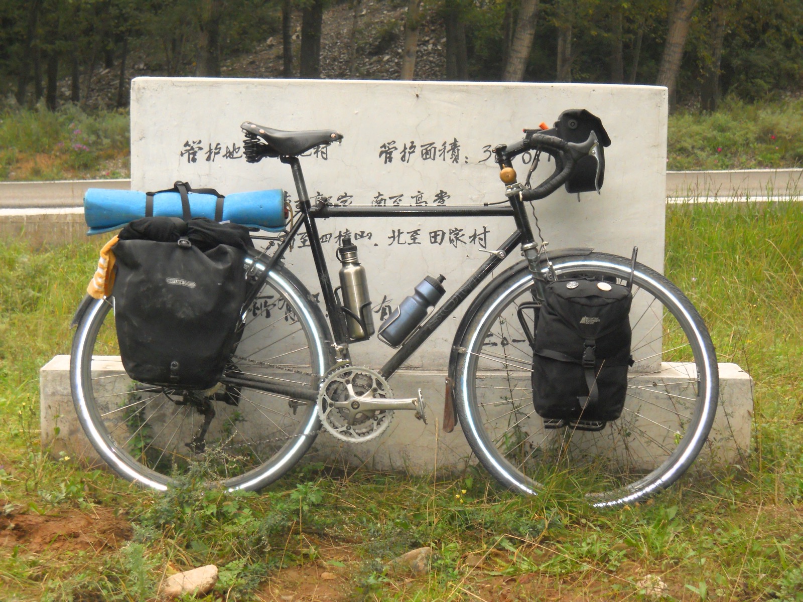 Vélo de voyage équipé (panniers)