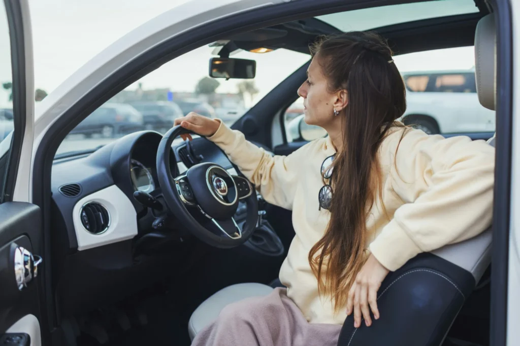 une femme dans une voiture à l'étranger
