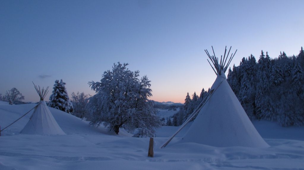 Forêt enneigée Noël sous la Neige Tipi Savoie