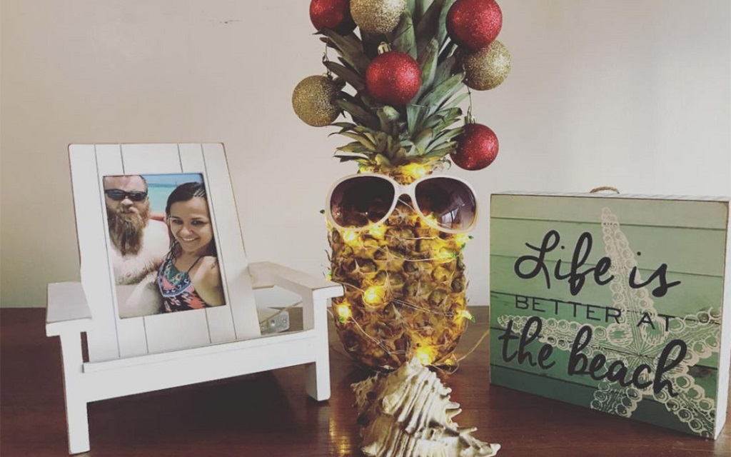 Débardeur Noël Tropical - Motif Ananas Avec Chapeau Du Père Noël, Hibiscus, Palmiers - Cadeau Vacances Chaudes